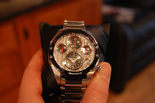 Illustration for article titled Seiko Spectrum Bracelet Watch Uses E-Ink, Looks Scary Cool